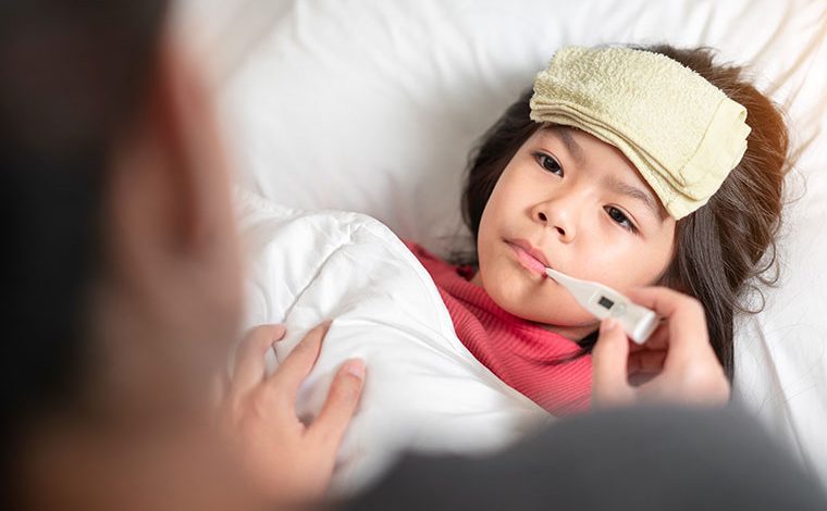 Khi nào cần lo lắng về sốt ở trẻ em: Bác sĩ nhi khoa giải đáp thắc mắc của bạn