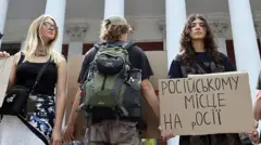 Thành phố Ukraine chủ yếu nói tiếng Nga xem xét lệnh cấm ngôn ngữ này