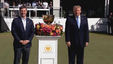 Trump tham dự Presidents Cup; Cuộc đối đầu biểu tình sôi nổi bên ngoài câu lạc bộ quốc gia