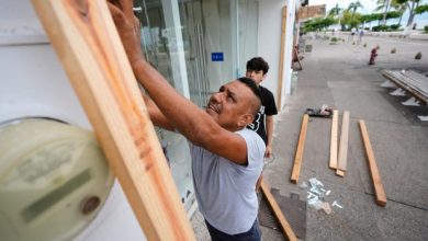Bão Simon tăng cường thành bão cấp 4, nhắm thẳng vào Mexico Bão Simon tăng cường thành bão cấp 4, nhắm thẳng vào Mexico