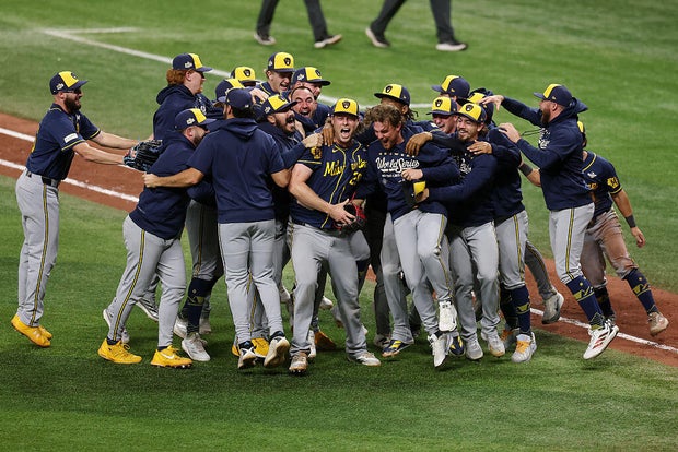 Brewers Lập Kỳ Tích: Đánh Bại Rays Trong 5 Trận, Lần Đầu Tiên Vô Địch World Series Trong Lịch Sử! Brewers Lập Kỳ Tích: Đánh Bại Rays Trong 5 Trận, Lần Đầu Tiên Vô Địch World Series Trong Lịch Sử!