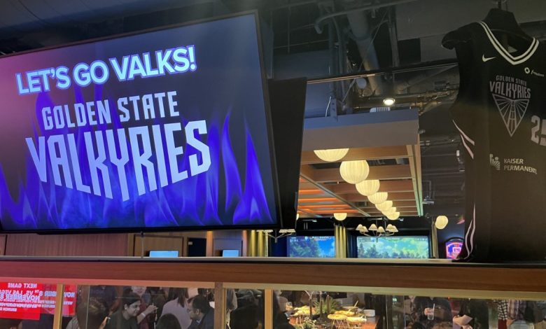 Các quán bar tại Bay Area mở cửa sớm để cổ vũ cho Valkyries trong Trận 6 Chung kết WNBA Các quán bar tại Bay Area mở cửa sớm để cổ vũ cho Valkyries trong Trận 6 Chung kết WNBA