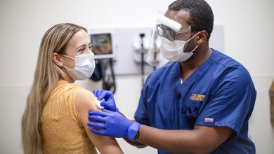 COVID và cúm: Triệu chứng, tác dụng phụ của vaccine và những điều bạn cần biết