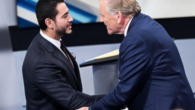 Cuộc Đối Đầu Kịch Tính Giữa Abdul El-Sayed và Mike Rogers Trong Cuộc Tranh Luận Cuối Cùng Của Thượng Viện Michigan