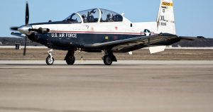 Hai phi công thoát hiểm khỏi máy bay huấn luyện quân sự ở Texas do sự cố bánh landing
