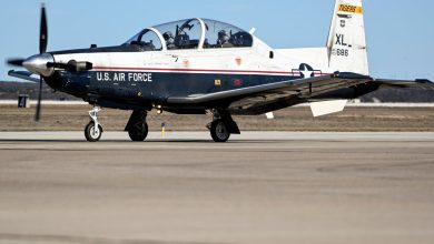 Hai phi công thoát hiểm khỏi máy bay huấn luyện quân sự ở Texas do sự cố bánh landing Hai phi công thoát hiểm khỏi máy bay huấn luyện quân sự ở Texas do sự cố bánh landing