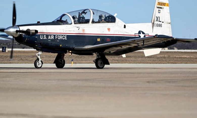 Hai phi công thoát hiểm khỏi máy bay huấn luyện quân sự ở Texas do sự cố bánh landing Hai phi công thoát hiểm khỏi máy bay huấn luyện quân sự ở Texas do sự cố bánh landing