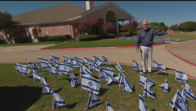 Hàng trăm cờ Israel bị phá hoại trước nhà thờ ở McKinney, Texas, trước lễ kỷ niệm ngày 7 tháng 10 Hàng trăm cờ Israel bị phá hoại trước nhà thờ ở McKinney, Texas, trước lễ kỷ niệm ngày 7 tháng 10