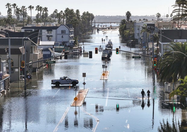 Hình ảnh cho thấy triều cường kỷ lục nhấn chìm nhà cửa, đường sá ở California Hình ảnh cho thấy triều cường kỷ lục nhấn chìm nhà cửa, đường sá ở California