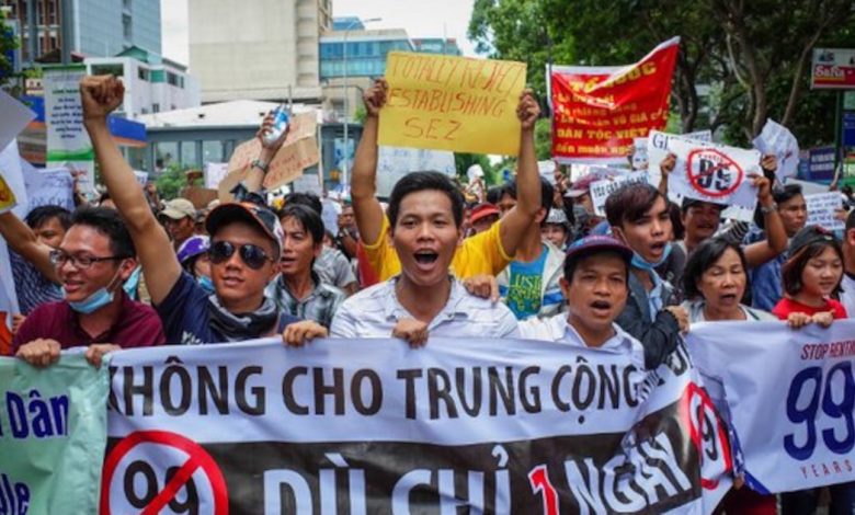 Quy Định Cấm Tụ Tập: Địa Phương Có Vi Hiến Không? Quy Định Cấm Tụ Tập: Địa Phương Có Vi Hiến Không?