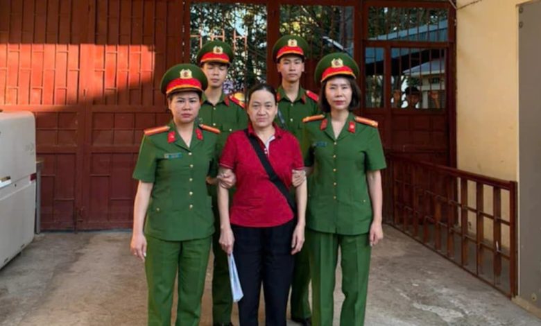 Thân Nhân Liệt Sĩ Bị Bắt Giữa Lòng Bất Công: Tố Chính Quyền “Cướp” Đất Để Lợi Ích Tài Xế Chủ Tịch Tỉnh Thân Nhân Liệt Sĩ Bị Bắt Giữa Lòng Bất Công: Tố Chính Quyền “Cướp” Đất Để Lợi Ích Tài Xế Chủ Tịch Tỉnh