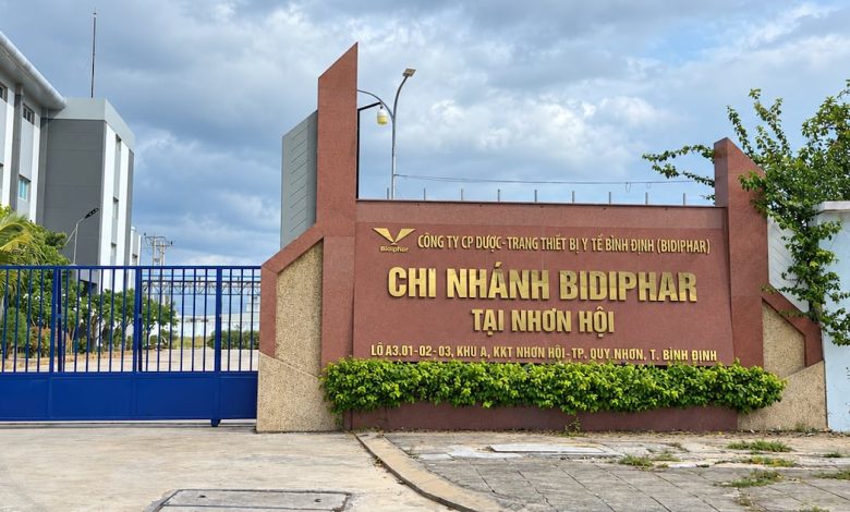 Thuốc ung thư Việt Nam: Nguyên liệu Trung Quốc và Những Lỗ Hổng Quản Lý Cần Khắc Phục Thuốc ung thư Việt Nam: Nguyên liệu Trung Quốc và Những Lỗ Hổng Quản Lý Cần Khắc Phục